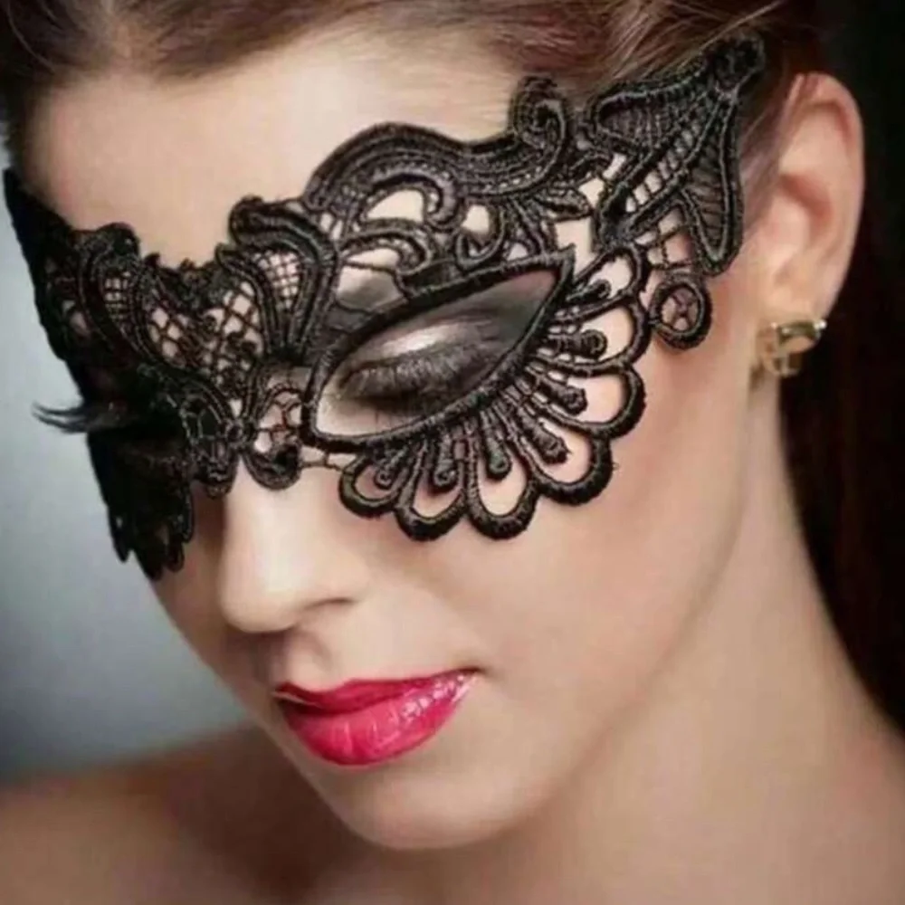 Lace Masquerade Eye Mask in Black